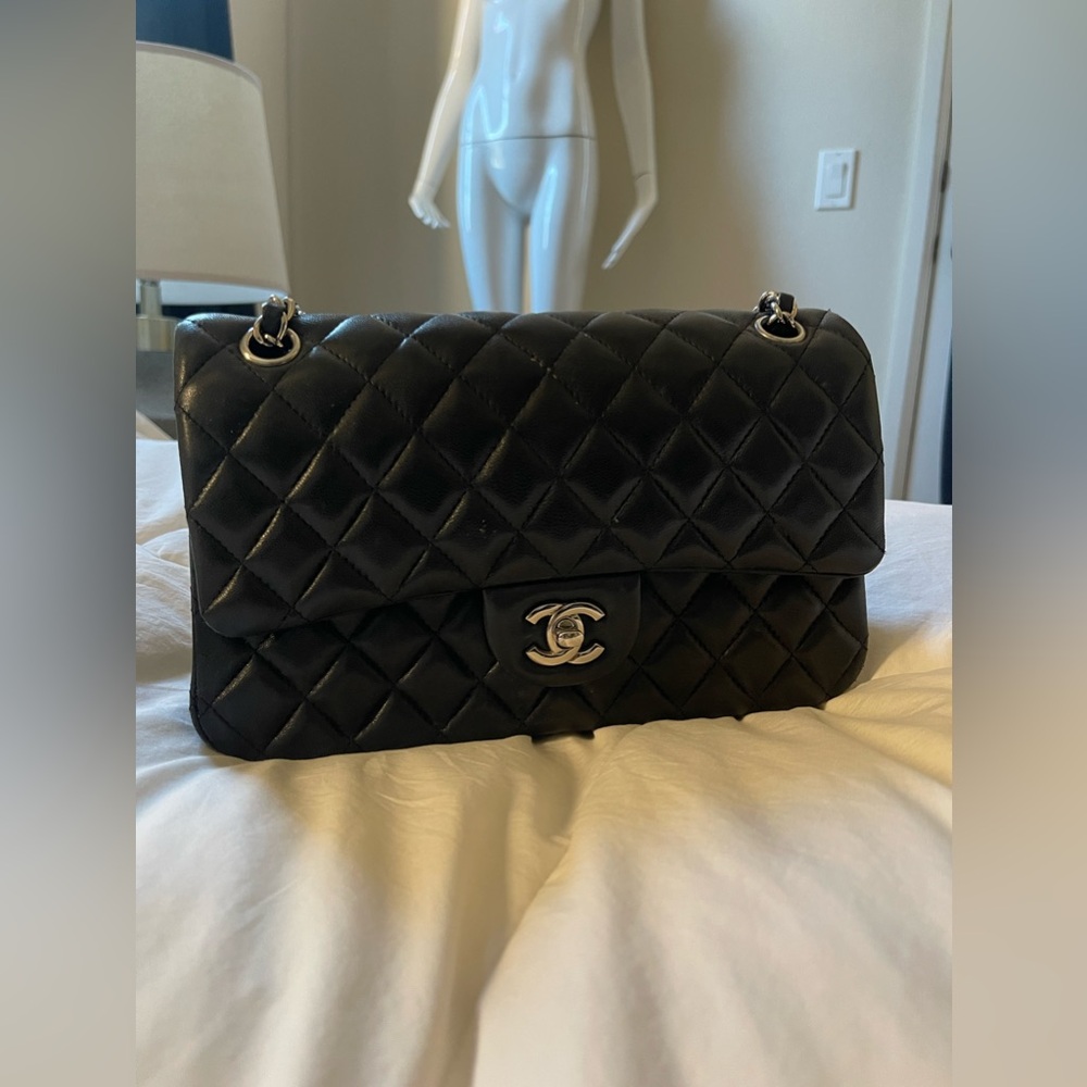 CHANEL
Chanel Classic Medium Flap Black Caviar !!